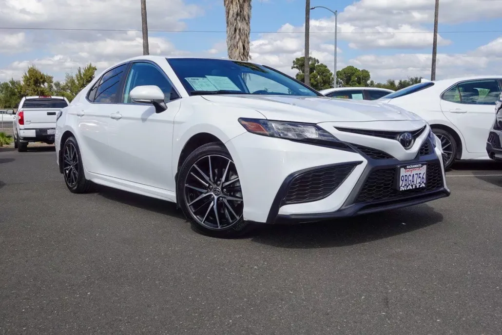 2022 Toyota Camry SE photo 1