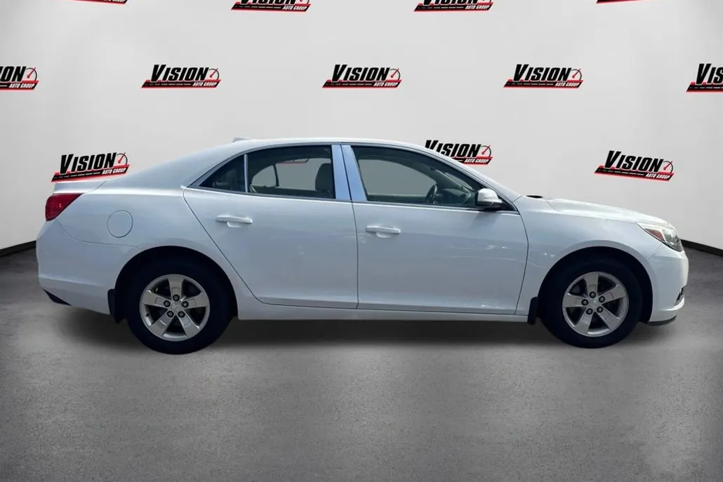 2015 Chevrolet Malibu 1LT photo 1