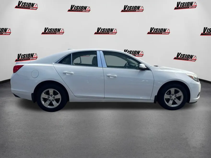 2015 Chevrolet Malibu 1LT photo 1