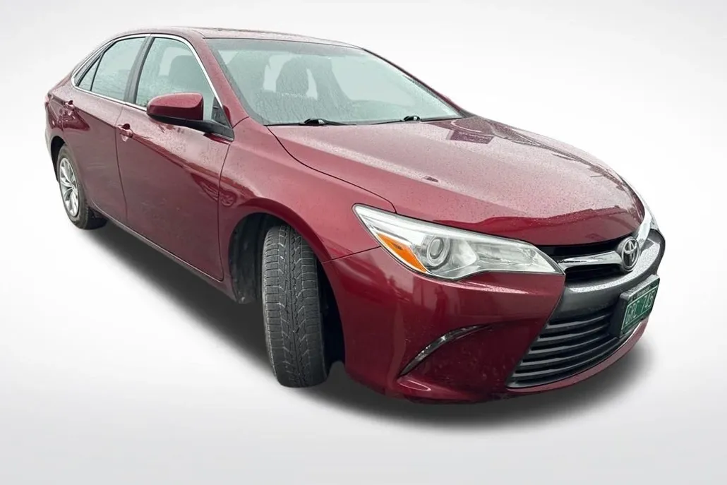 2016 Toyota Camry LE photo 1