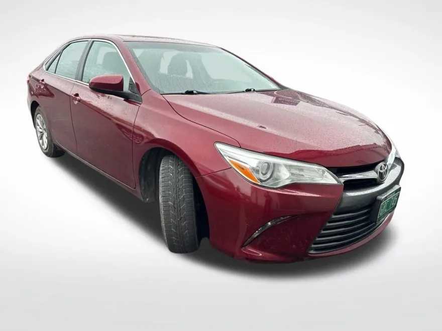2016 Toyota Camry LE photo 1
