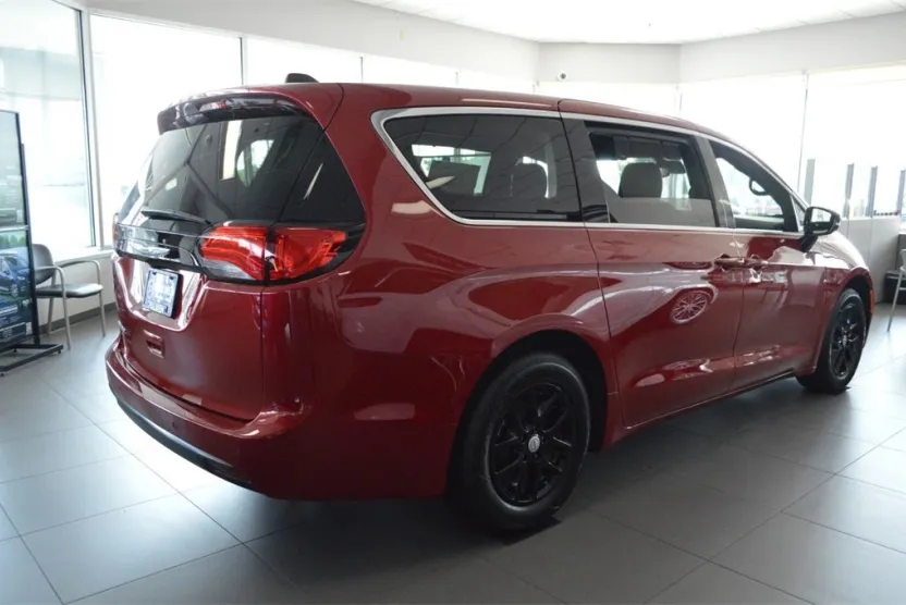 2025 Chrysler Voyager LX photo 1