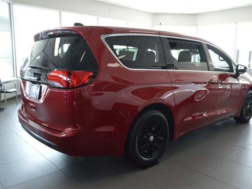 2025 Chrysler Voyager LX photo 1