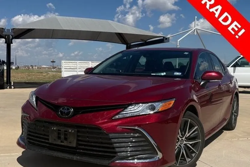 2021 Toyota Camry XLE photo 1