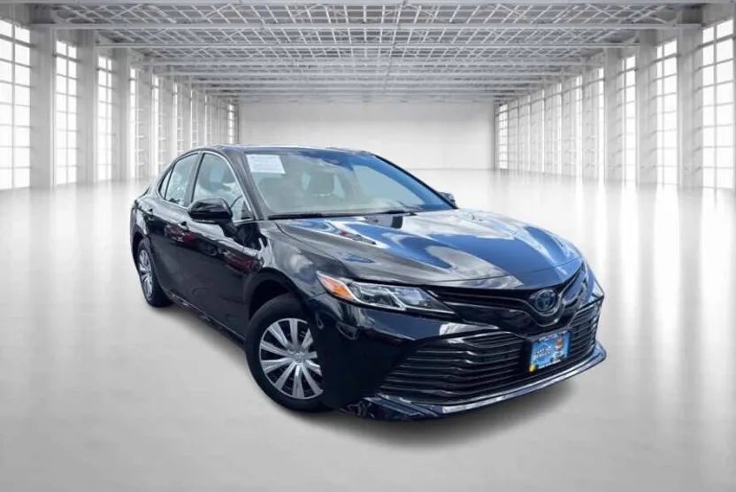 2020 Toyota Camry Hybrid LE photo 1