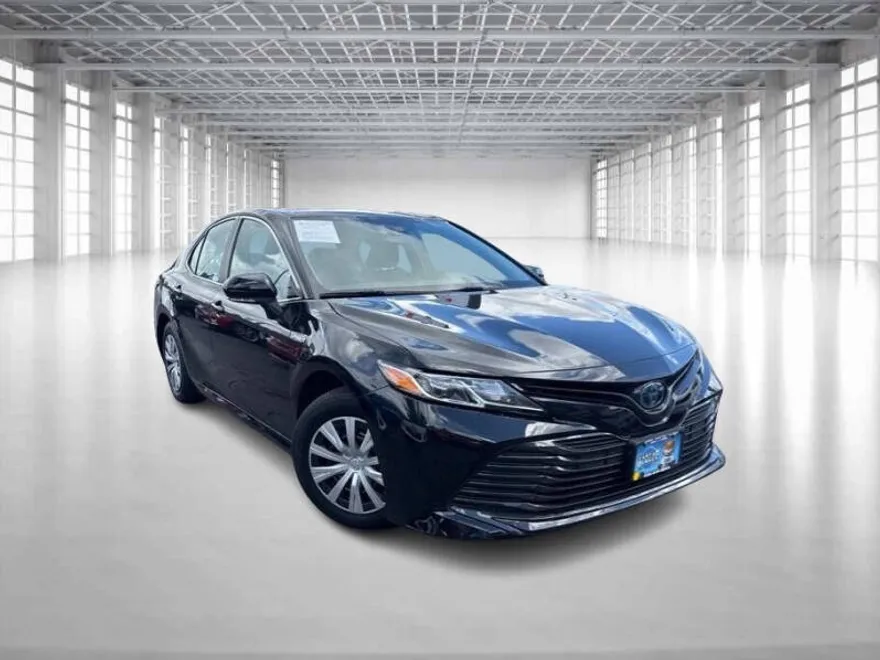 2020 Toyota Camry Hybrid LE photo 1