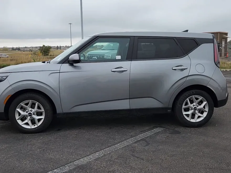 2023 Kia Soul LX photo 1