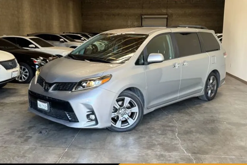 2019 Toyota Sienna SE Premium photo 1