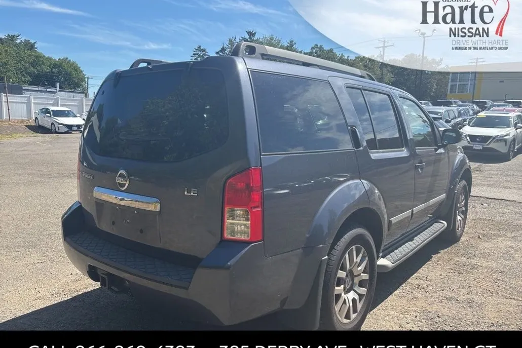 2011 Nissan Pathfinder LE photo 1