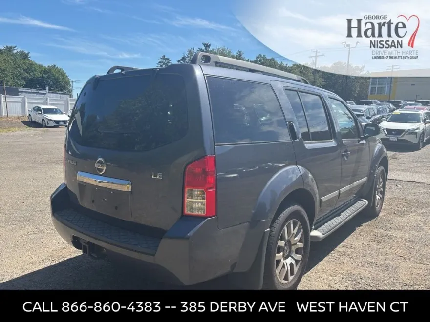 2011 Nissan Pathfinder LE photo 1