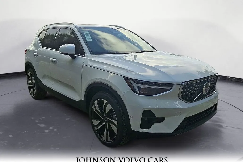 2025 Volvo XC40 photo 1