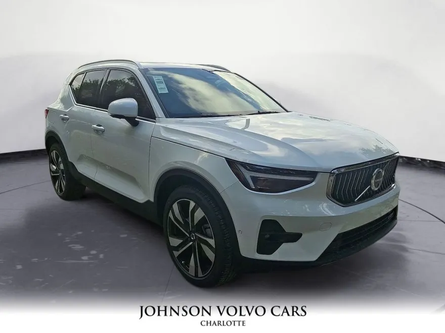2025 Volvo XC40 photo 1