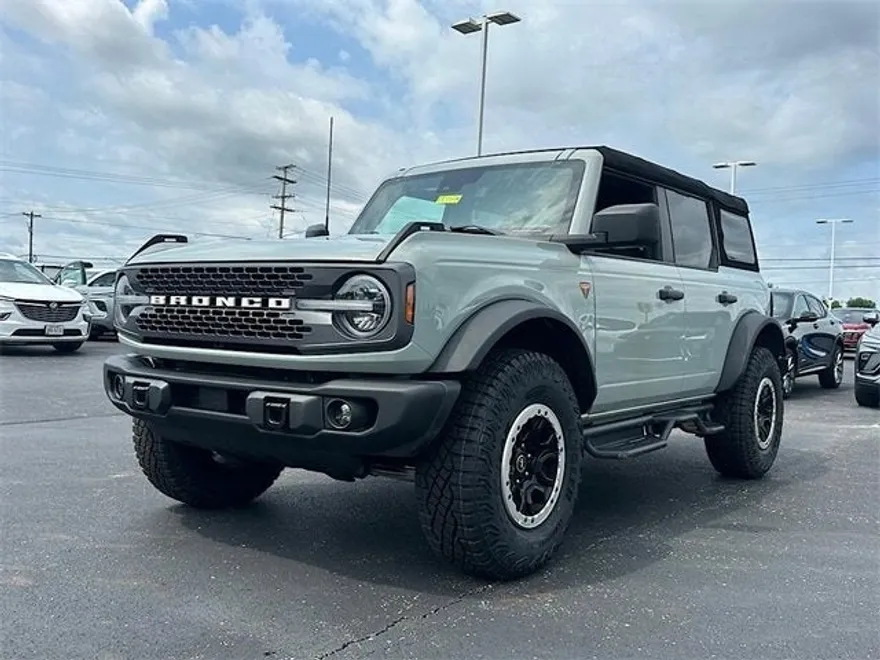 2023 Ford Bronco Badlands photo 1