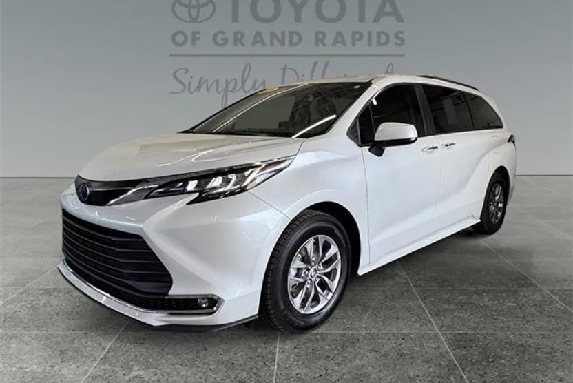 2022 Toyota Sienna XLE photo 1