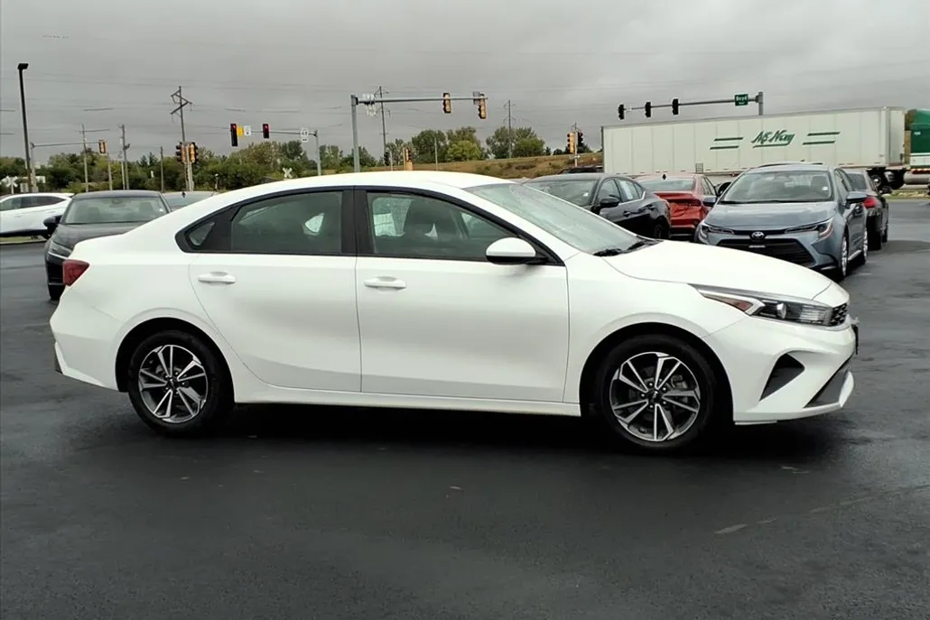2024 Kia Forte LXS photo 1