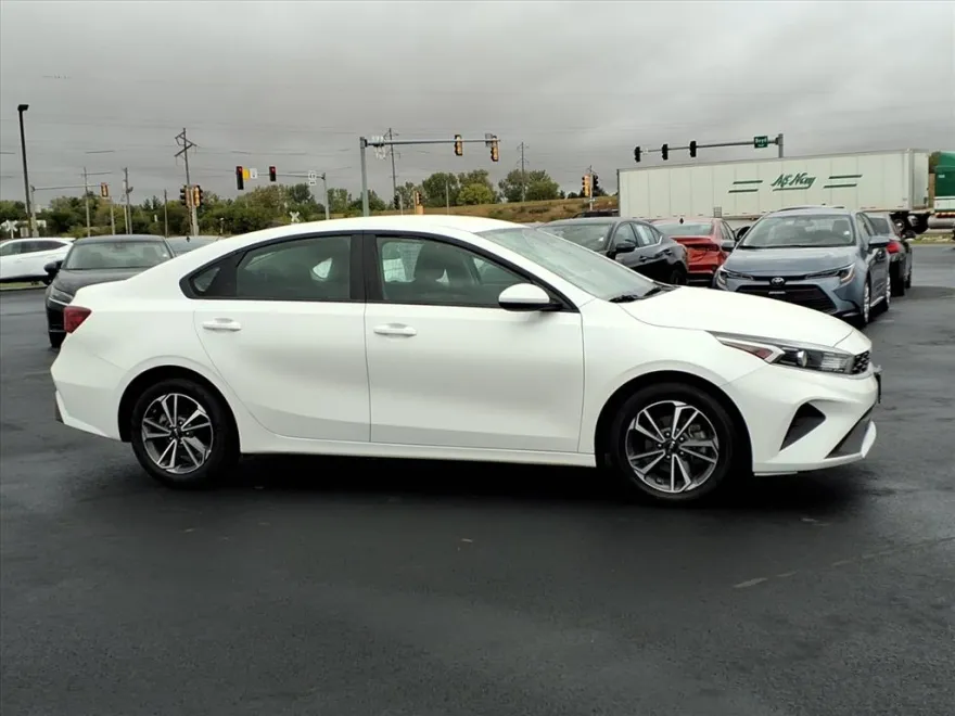 2024 Kia Forte LXS photo 1