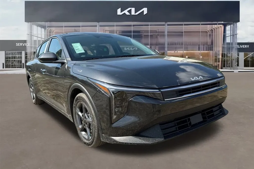2025 Kia K4 LXS photo 1