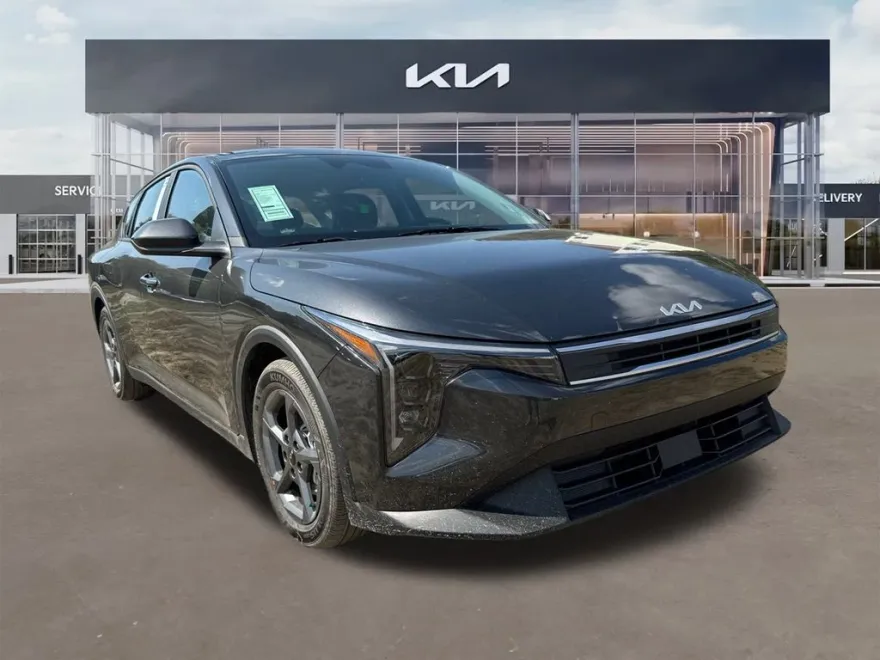 2025 Kia K4 LXS photo 1