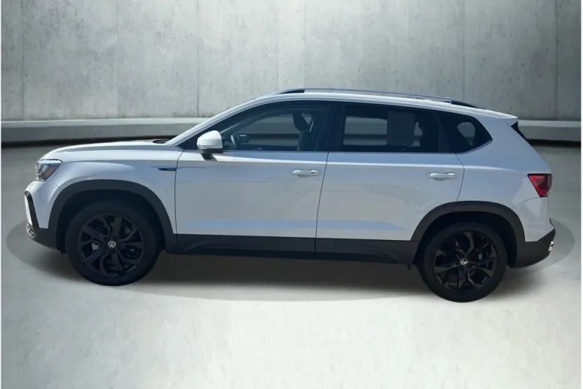 2022 Volkswagen Taos SE photo 1