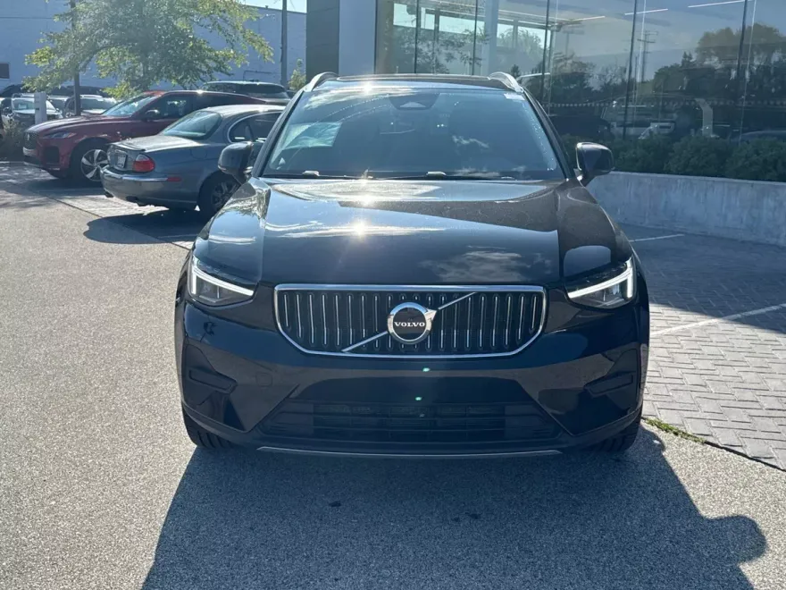2025 Volvo XC40 AWD Core photo 1