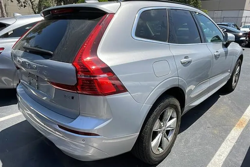 2022 Volvo XC60 B5 Momentum photo 1