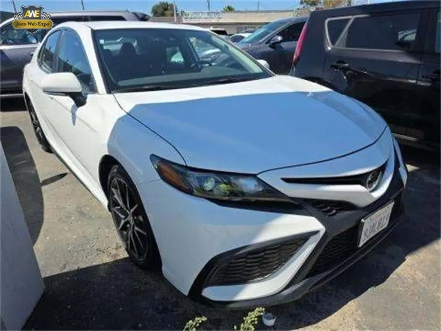 2024 Toyota Camry SE photo 1