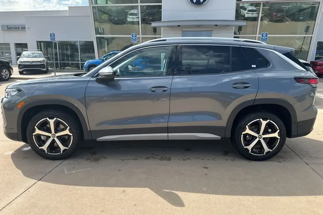 2025 Volkswagen Tiguan SE photo 1