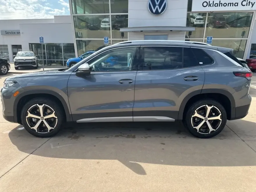 2025 Volkswagen Tiguan SE photo 1