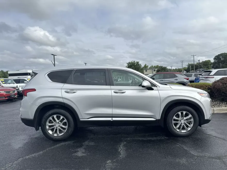 2019 Hyundai Santa Fe SE photo 1