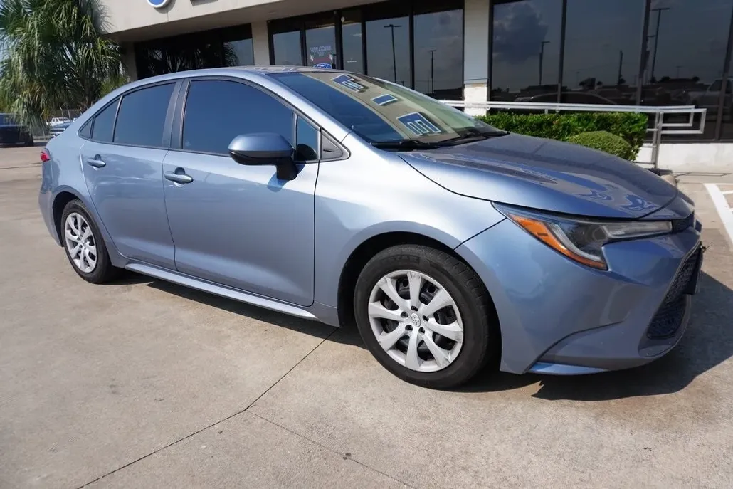 2020 Toyota Corolla LE photo 1