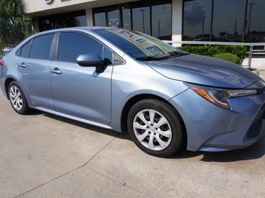 2020 Toyota Corolla LE photo 1