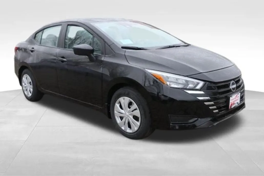 2025 Nissan Versa 1.6 S photo 1
