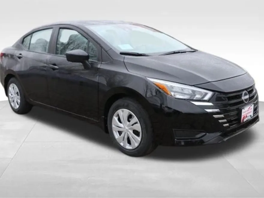 2025 Nissan Versa 1.6 S photo 1