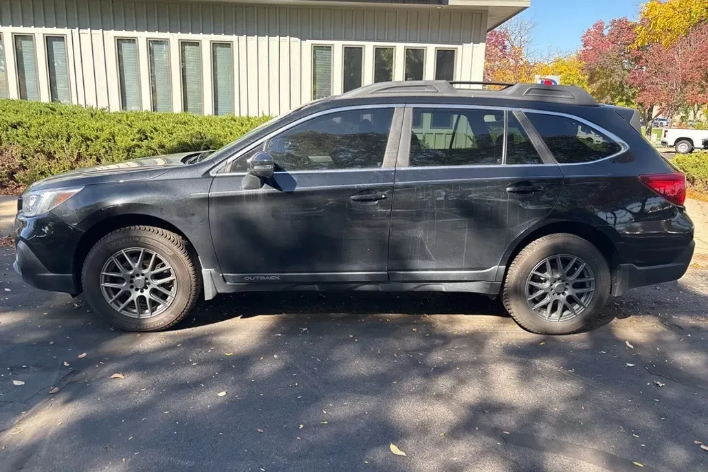 2018 Subaru Outback Premium photo 1