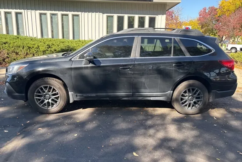 2018 Subaru Outback Premium photo 1