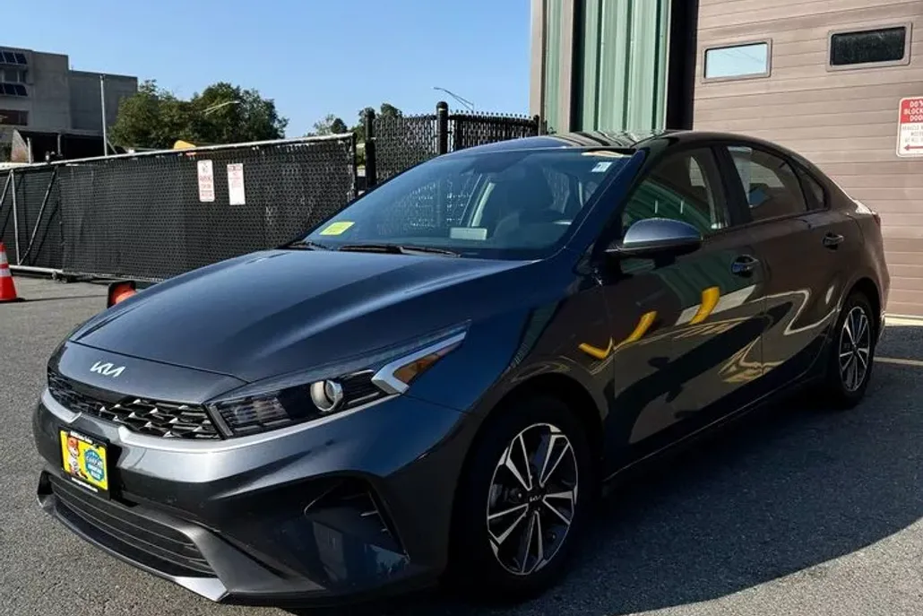 2023 Kia Forte LXS photo 1