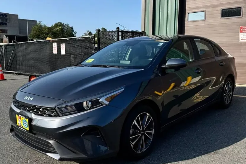 2023 Kia Forte LXS photo 1