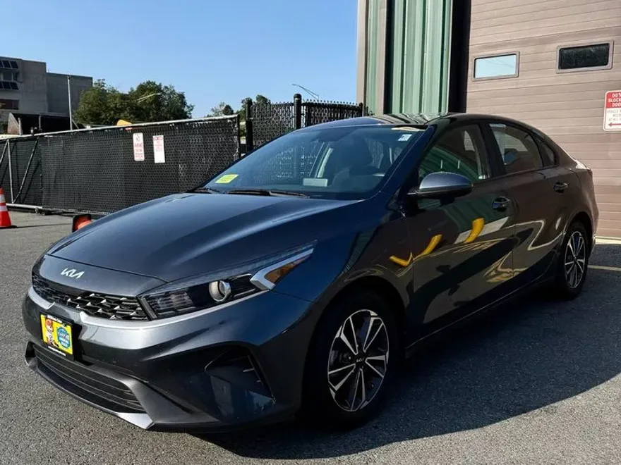 2023 Kia Forte LXS photo 1