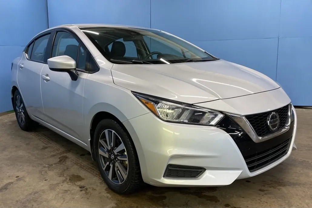 2022 Nissan Versa SV photo 1