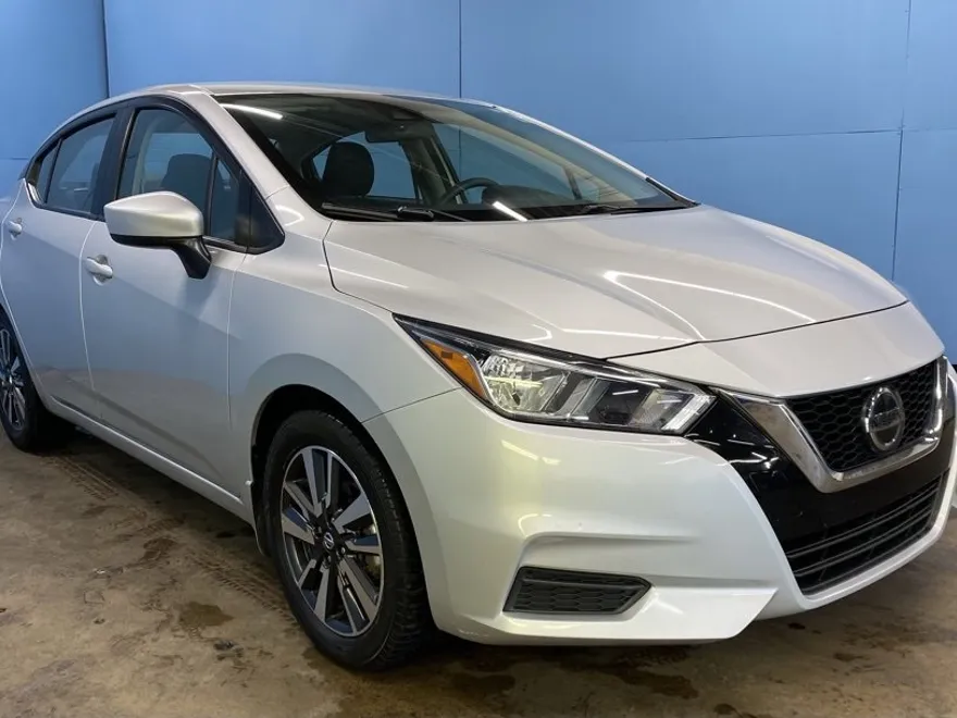 2022 Nissan Versa SV photo 1