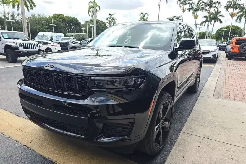 2023 Jeep Grand Cherokee Altitude photo 1