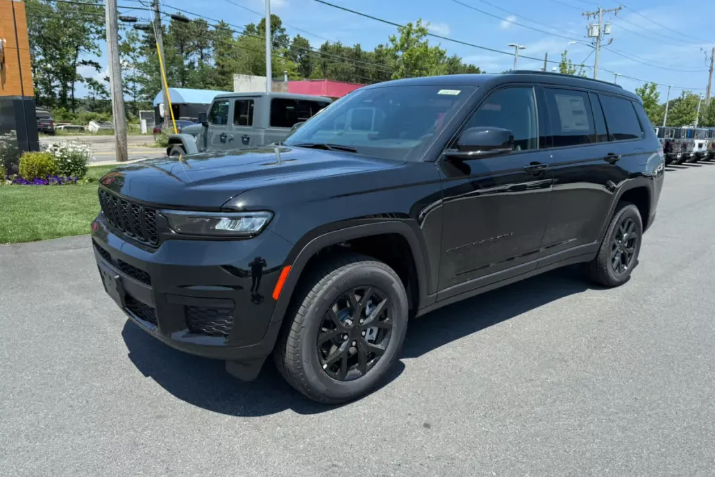 2025 Jeep Grand Cherokee Altitude photo 1