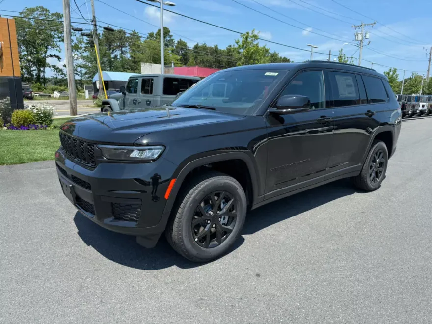 2025 Jeep Grand Cherokee Altitude photo 1