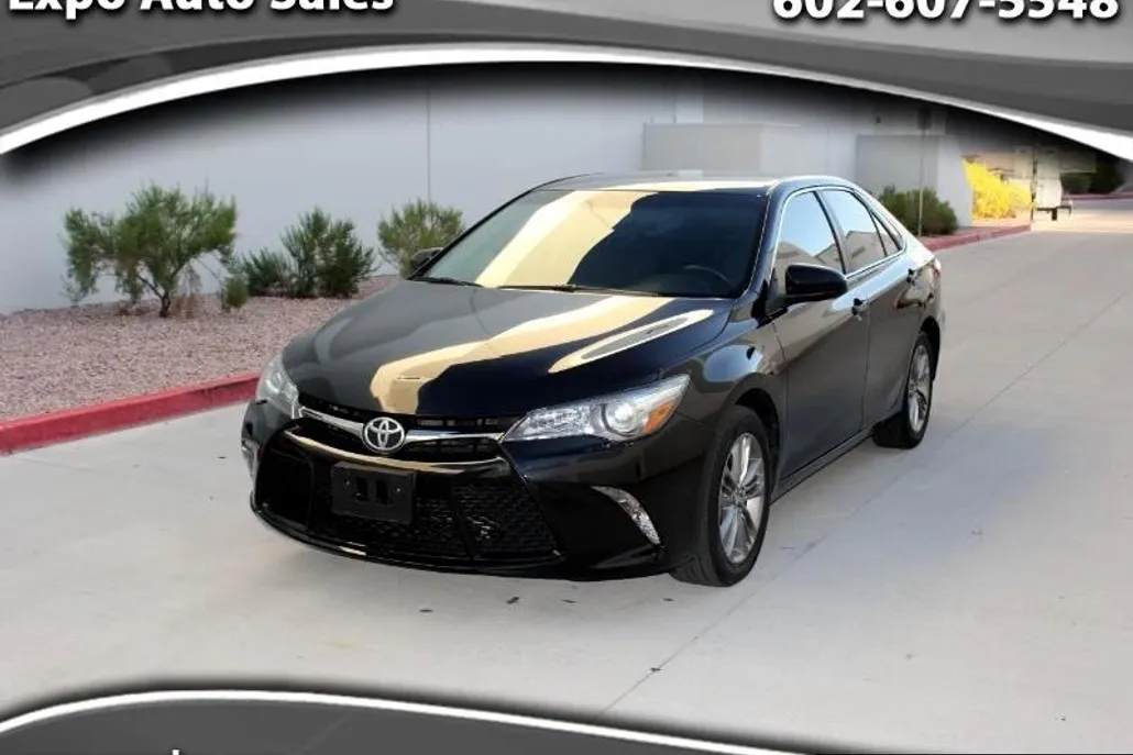 2016 Toyota Camry SE photo 1
