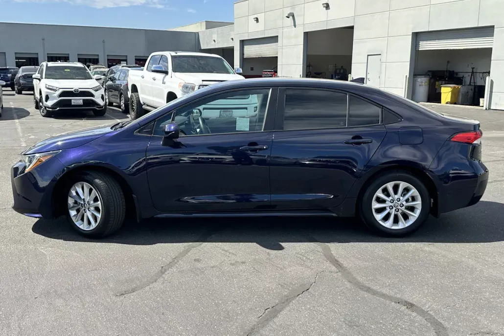 2022 Toyota Corolla LE photo 1