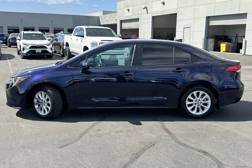 2022 Toyota Corolla LE photo 1