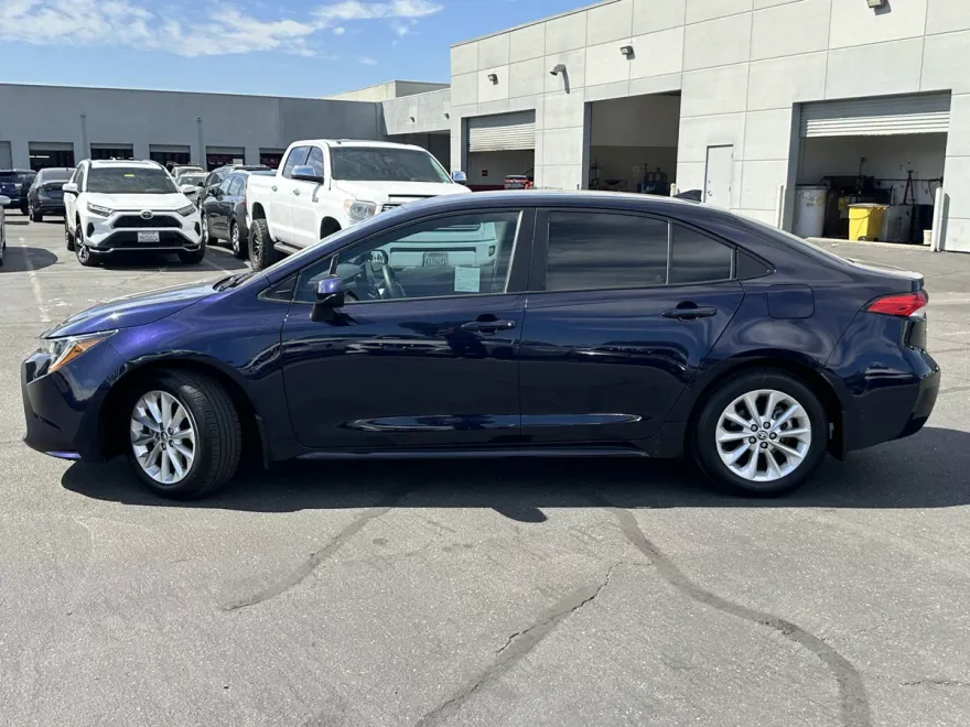 2022 Toyota Corolla LE photo 1