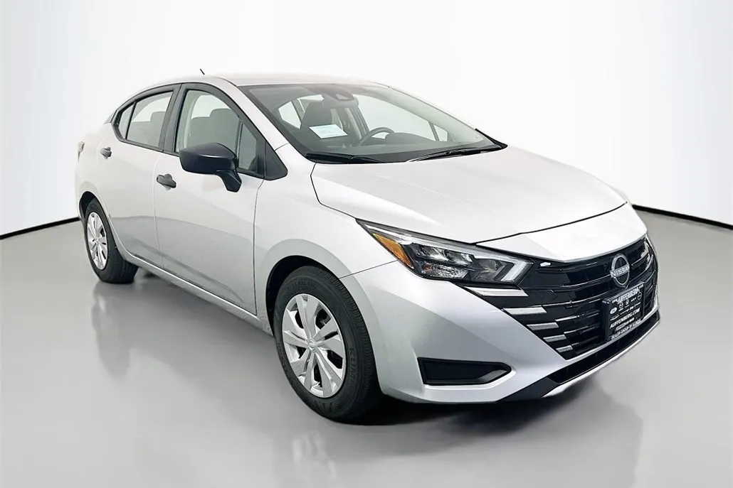 2025 Nissan Versa 1.6 S photo 1
