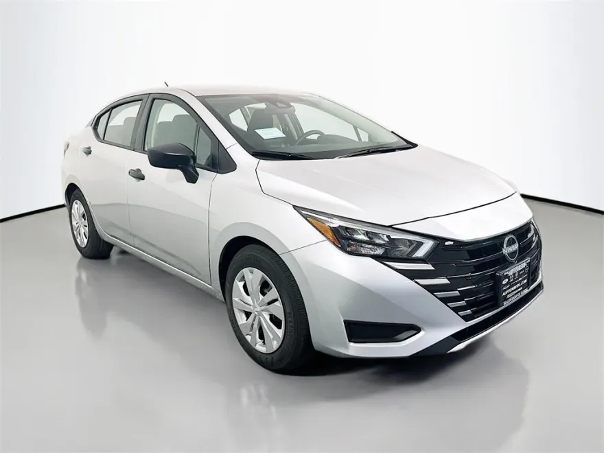 2025 Nissan Versa 1.6 S photo 1