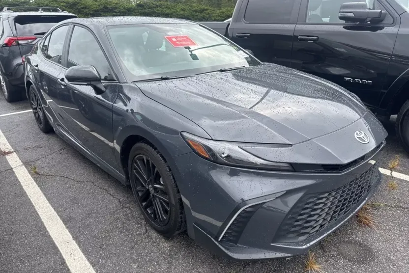 2025 Toyota Camry SE photo 1